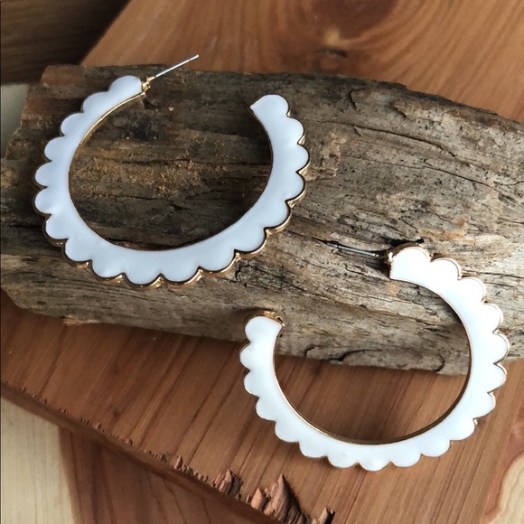 💐Desideria White Scalloped Hoop Earrings - Picture 5 of 8